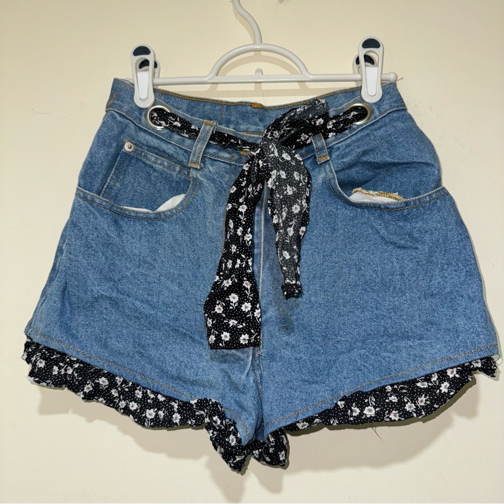 Women’s Vintage 90’s High Waisted Daisy Duke Denim Shorts Floral Detail Size 5/6